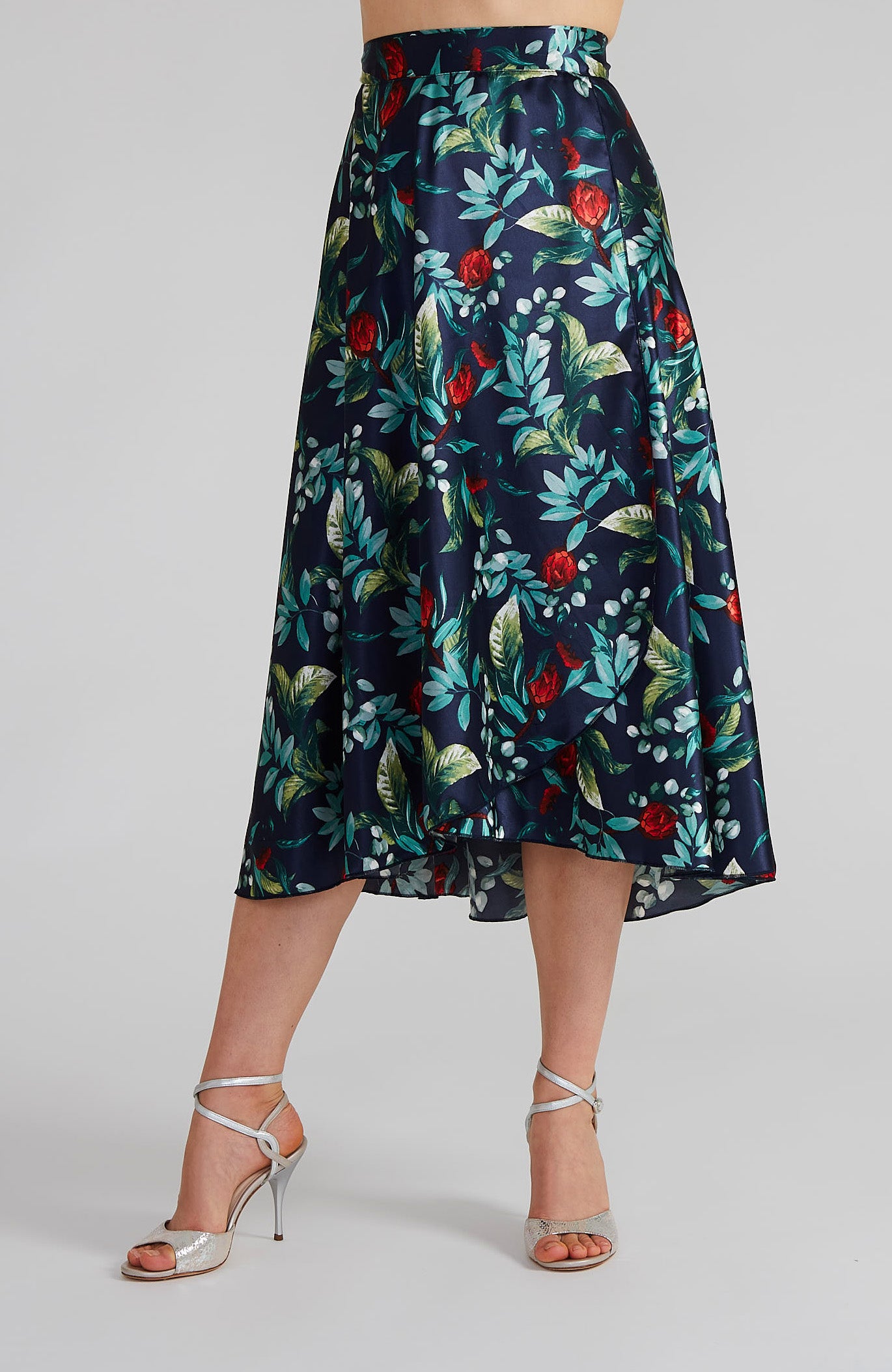 Jupe portefeuille longue GINA en satin fleuri (bleu marine) (*Précommande)