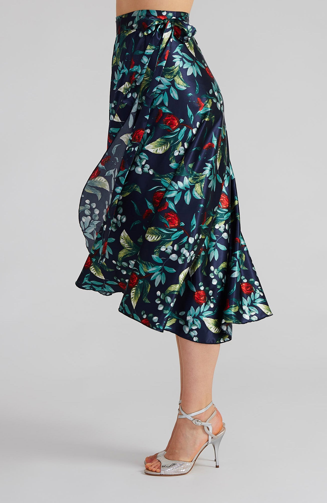 Jupe portefeuille longue GINA en satin fleuri (bleu marine) (*Précommande)