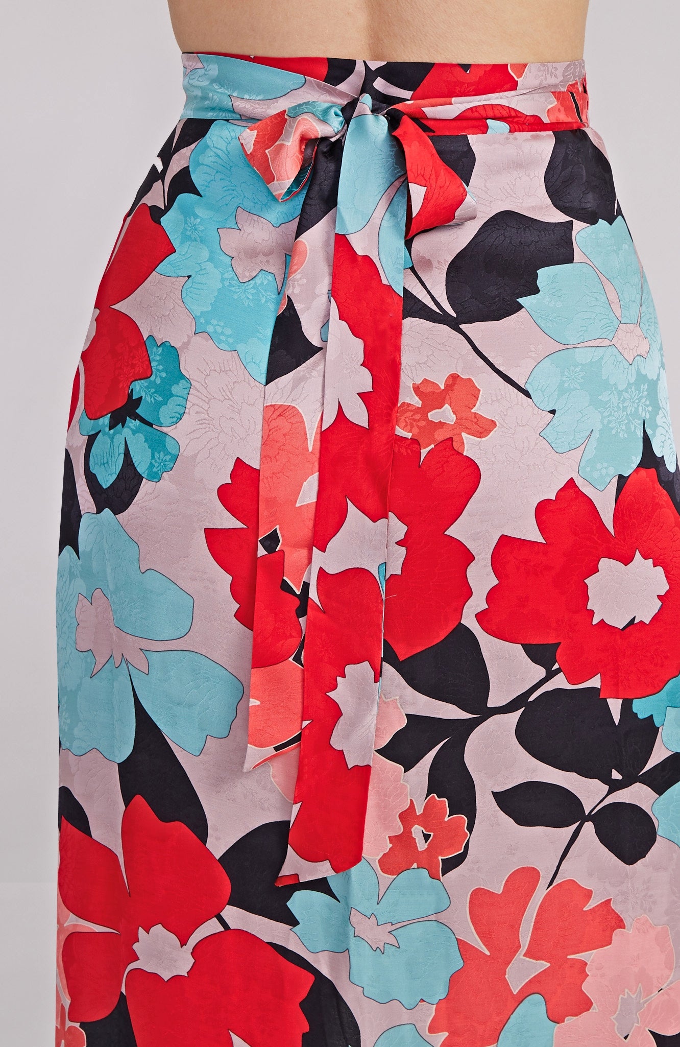 JULIET Jupe portefeuille en viscose à fleurs sauvages avec détails drapés