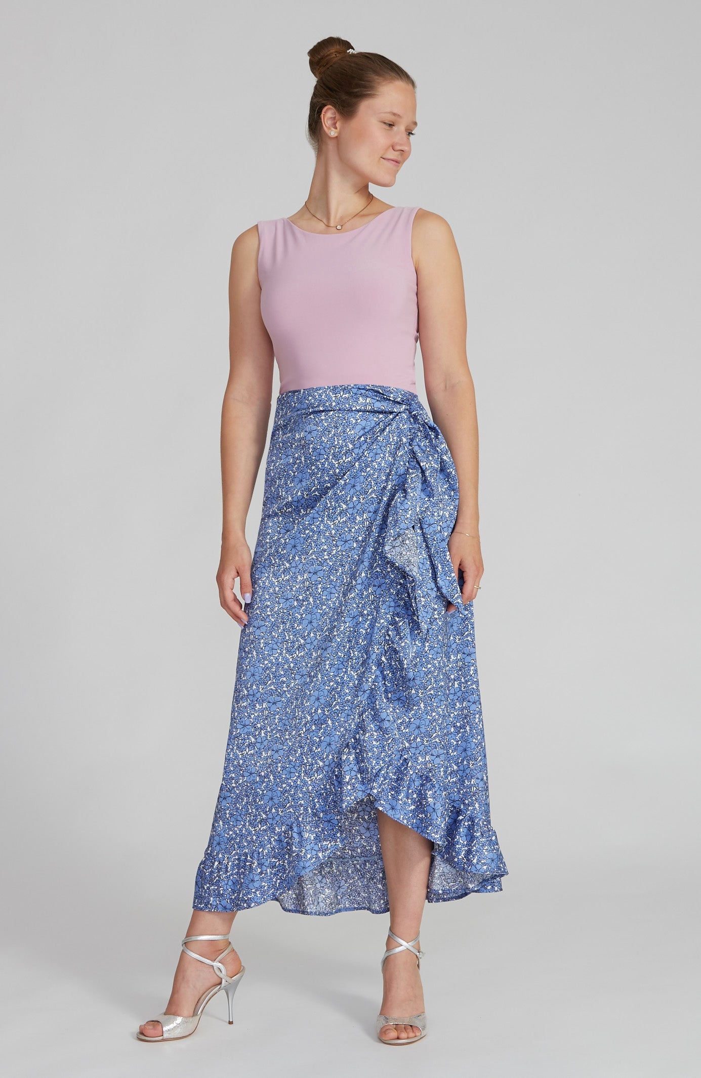 Jupe portefeuille fleurie DINA avec ourlet à volants en viscose bleu ciel
